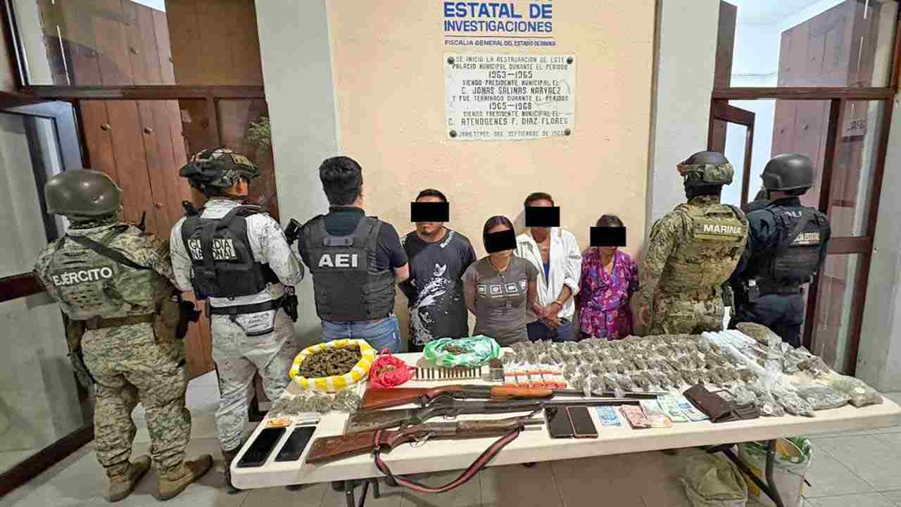 Detienen a cuatro personas y aseguran droga y armas durante operativos contra el narcomenudeo en Santiago Ixtayutla