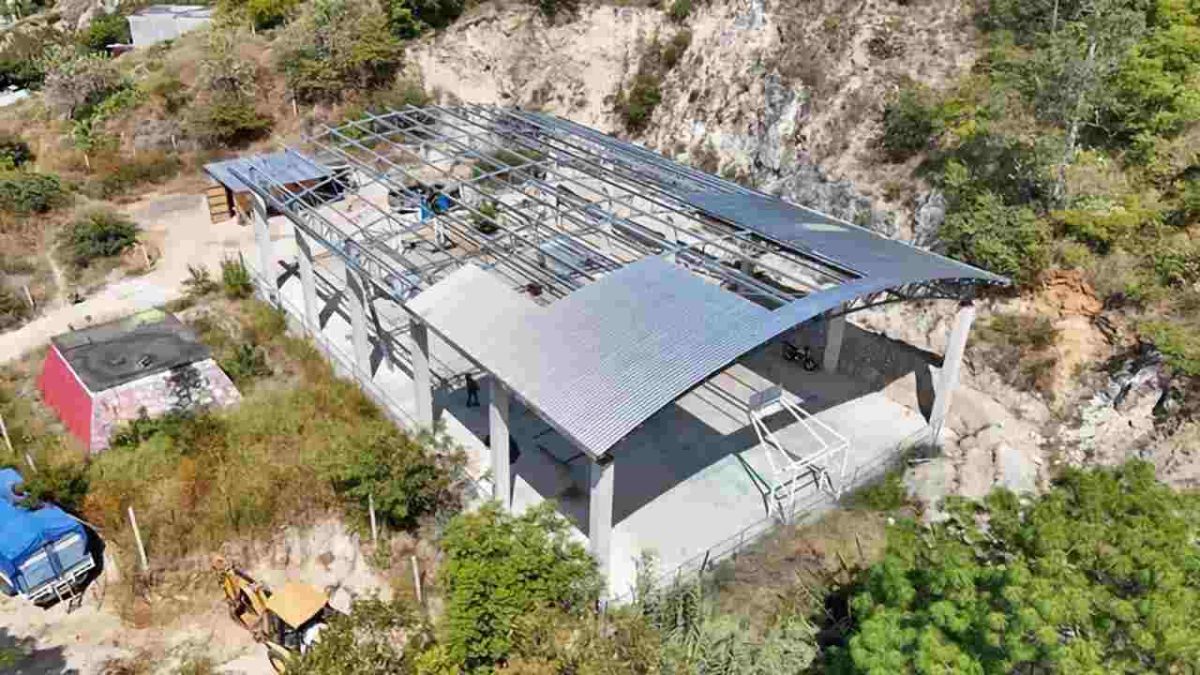 Avanza construcción de techado en la cancha de usos múltiples de Guadalupe Victoria