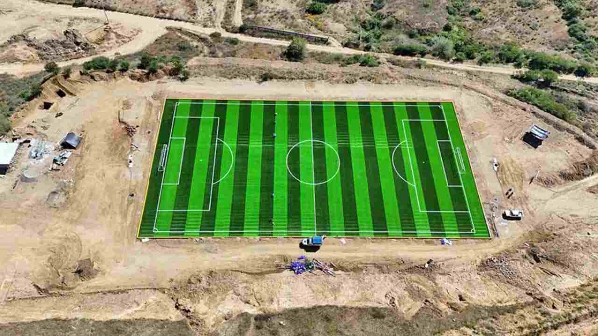 Avanza construcción de multideportivo en Ayoquezco de Aldama