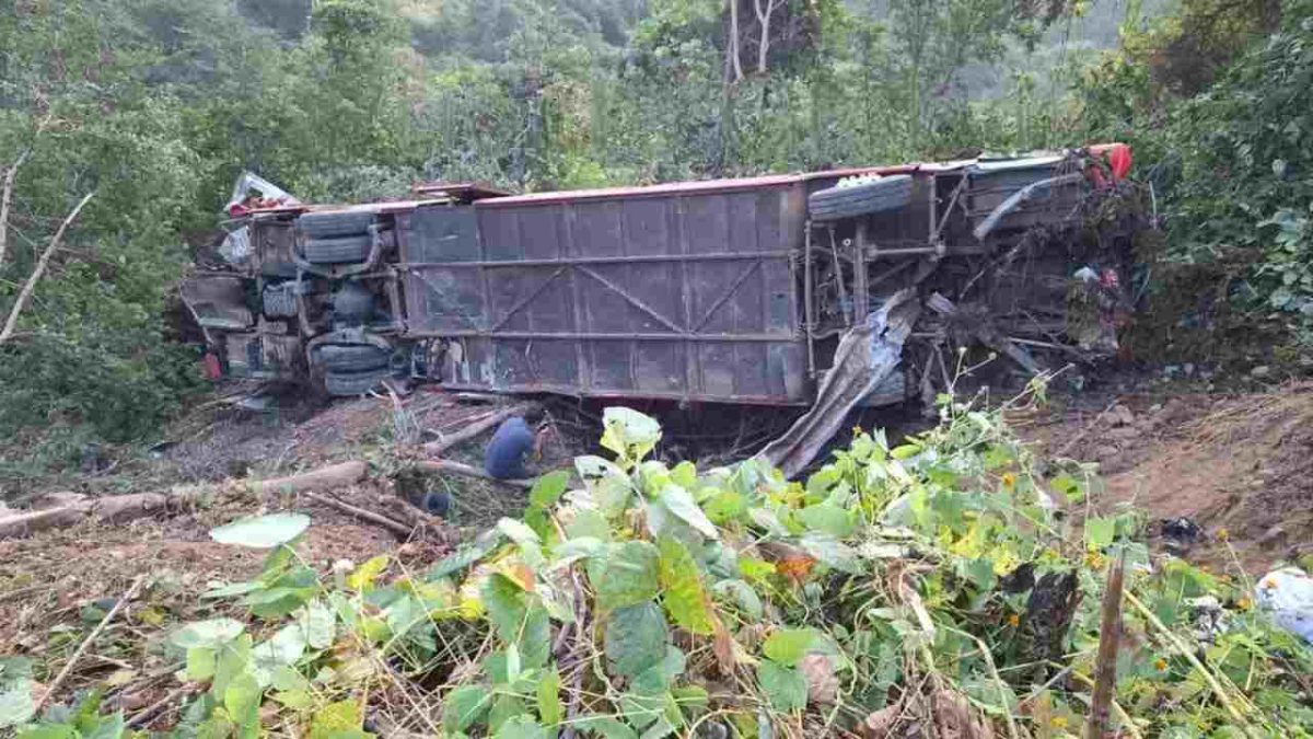 Fuerte accidente entre autobús y camión de carga en la Barranca Larga–Ventanilla