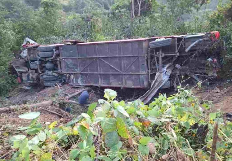 Fuerte accidente entre autobús y camión de carga en la Barranca Larga–Ventanilla