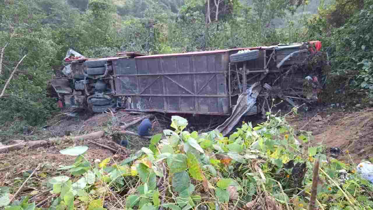 Fuerte accidente entre autobús y camión de carga en la Barranca Larga–Ventanilla