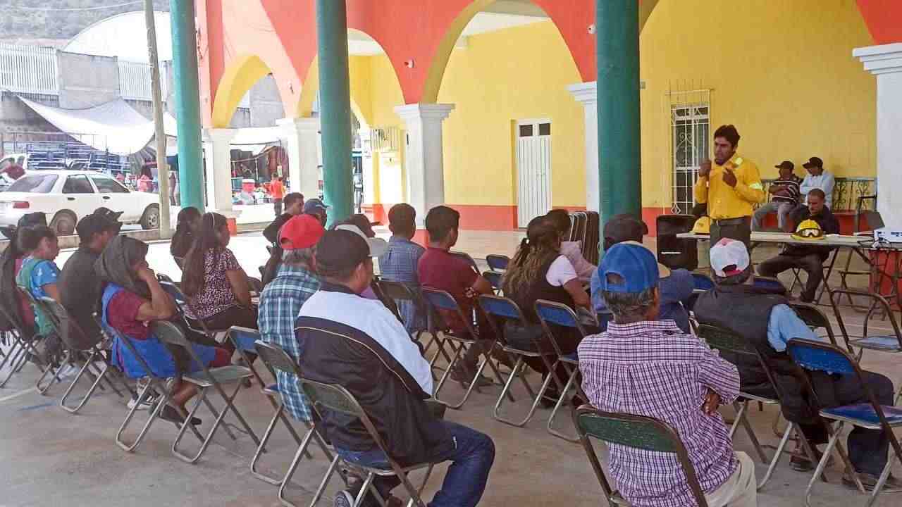 Coesfo capacita a Santa Cruz Xitla en prevención de incendios forestales