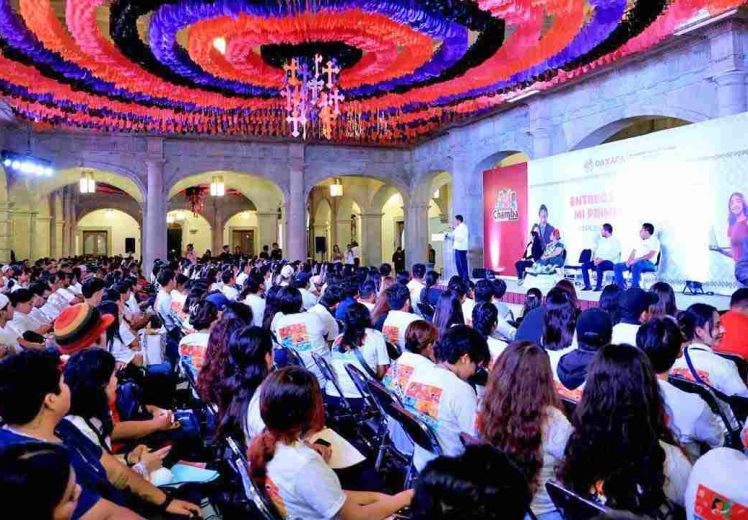 Entregan mil 500 tarjetas del programa Mi Primera Chamba