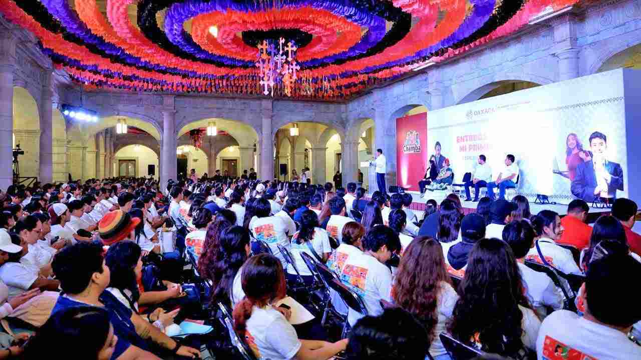 Entregan mil 500 tarjetas del programa Mi Primera Chamba