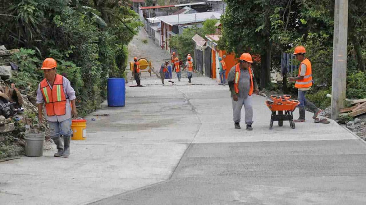 SIC rehabilita siete vialidades en San Pedro Ixcatlán con inversión superior a 9 mdp