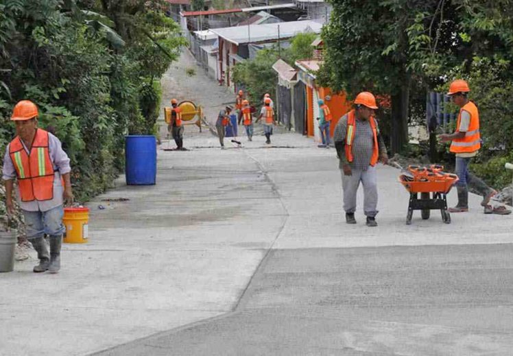 SIC rehabilita siete vialidades en San Pedro Ixcatlán con inversión superior a 9 mdp