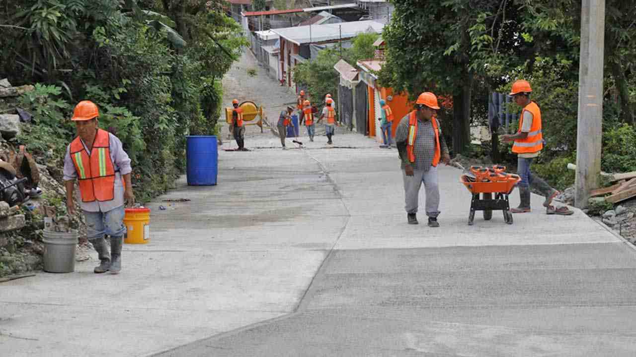 SIC rehabilita siete vialidades en San Pedro Ixcatlán con inversión superior a 9 mdp