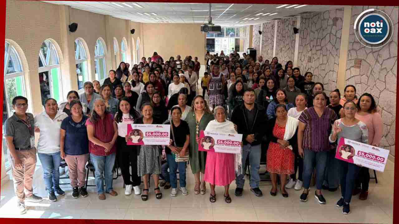 Entregan 152 créditos a mujeres de San Pablo Yaganiza para impulsar su autonomía económica