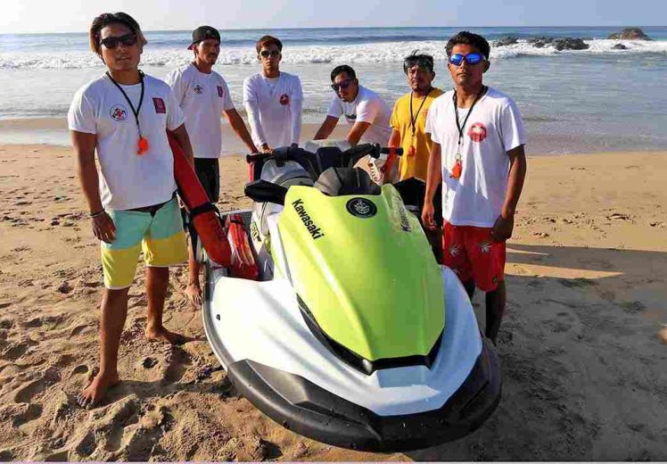 Guardavidas de Zipolite rescatan a cuatro turistas arrastrados por corrientes marinas