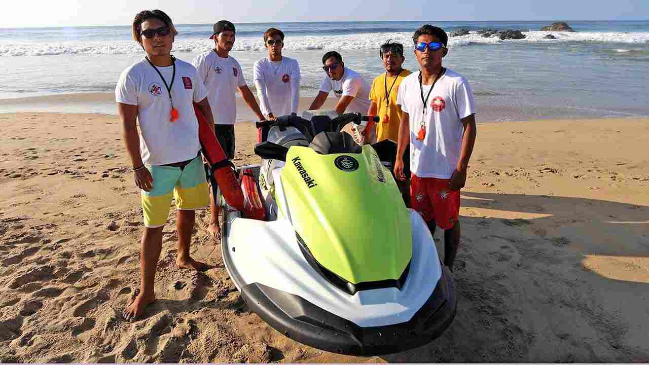 Guardavidas de Zipolite rescatan a cuatro turistas arrastrados por corrientes marinas