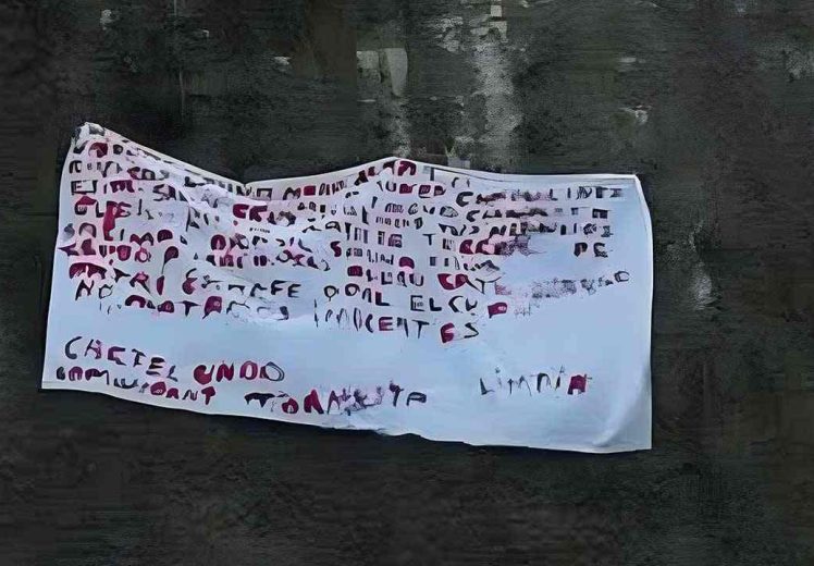 Cuelgan manta con mensaje delictivo en acceso a Salina Cruz